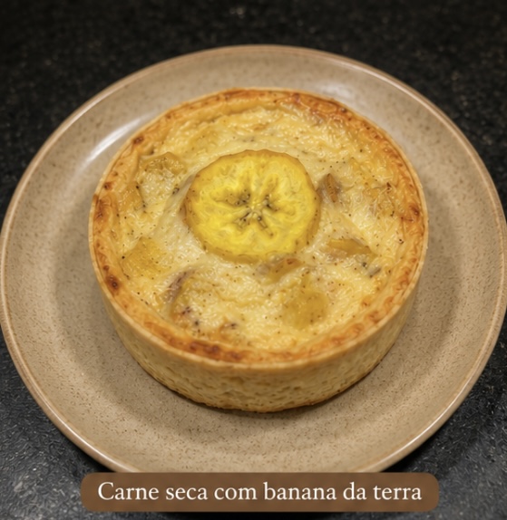 Quiche carne seca com banana da terra